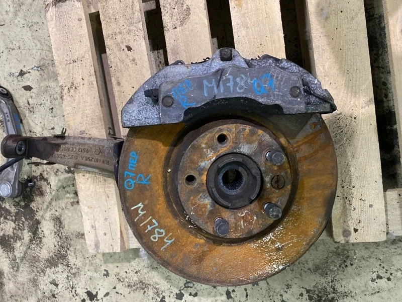 Кулак Audi Q7 2008 7L0407258 4LB BUG, передний правый