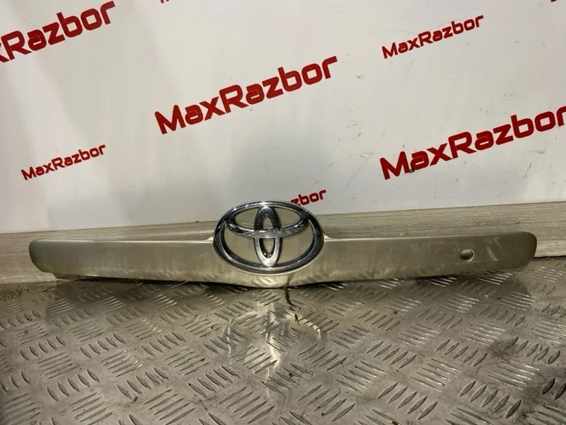 Накладка крышки багажника Toyota Camry 7681133170 XV40 2GR-FE