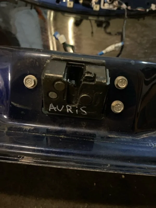 Замок крышки багажника Toyota Auris 6935002080 E150 1ZR-FE