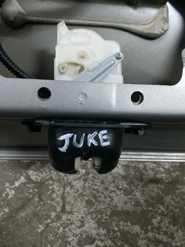 Замок крышки багажника Nissan Juke 2013 90502JG00A YF15 HR16DE