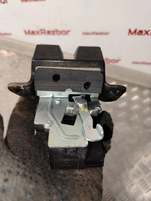 Замок багажника Hyundai Ix35 812302S000 LM