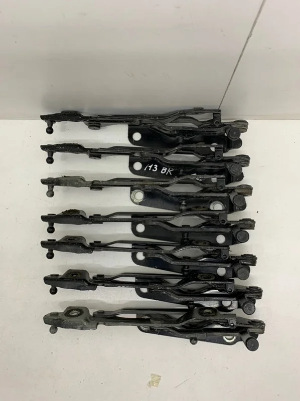 Петля крышки багажника Mazda 3 2003-2009 BN8V52720C BK 1.6-2.0 Л, задняя