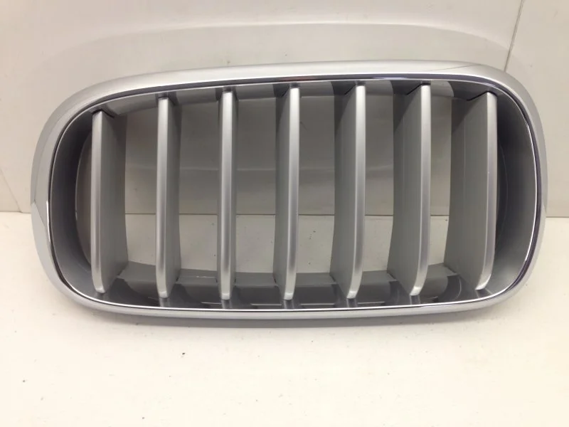 Решётка радиатора Bmw X5 2013-2018 51117303107 F15, передняя правая