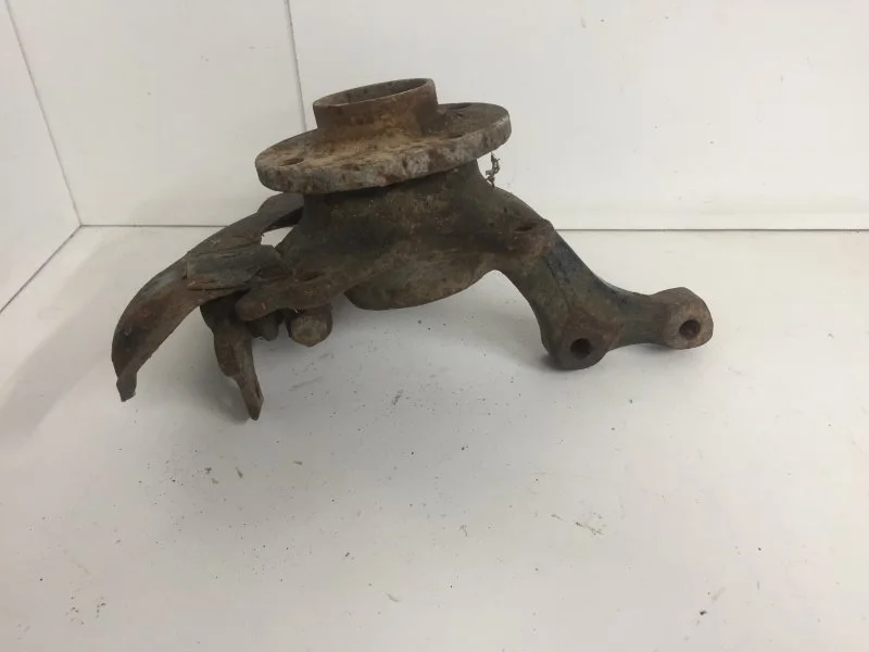 Кулак поворотный Volkswagen Passat 1988-1997 357407256C B3, передний правый