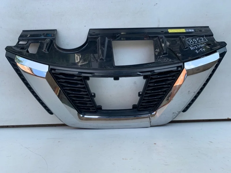 Решётка радиатора Nissan X-Trail 2017-2021 623106FV0C T32, передняя