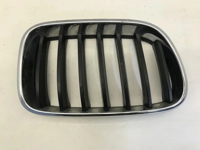 Решётка радиатора Bmw X3 2010-2014 51117210726 F25, передняя правая