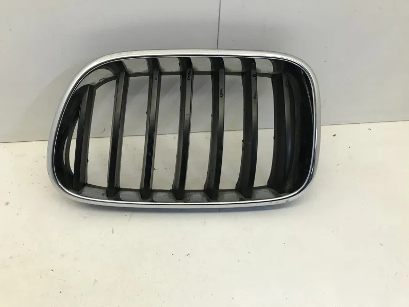 Решётка радиатора Bmw X3 2014-2017 51117210725 F25, передняя левая