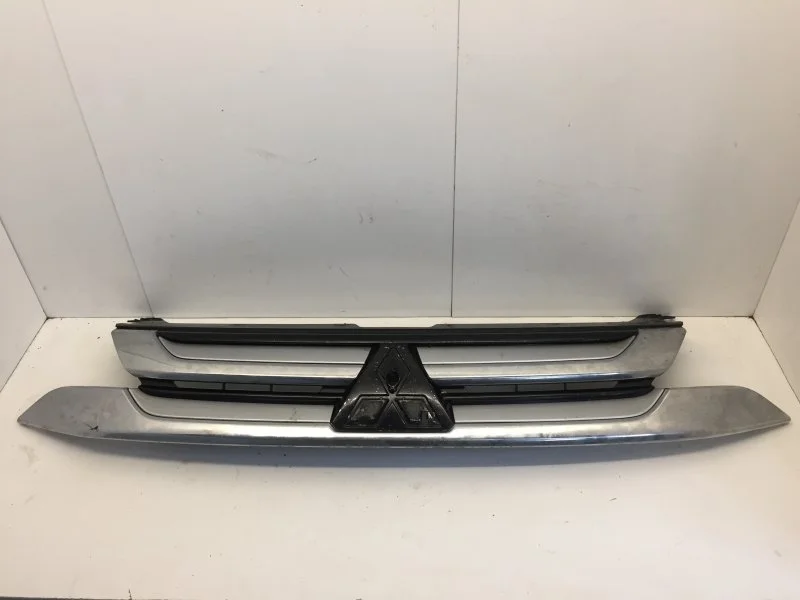 Решётка радиатора Mitsubishi Outlander 2015-2020 7450A992 3, передняя
