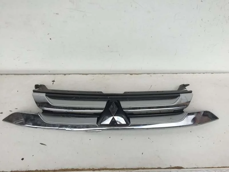 Решётка радиатора Mitsubishi Outlander 2015-2020 7450A992 3, передняя