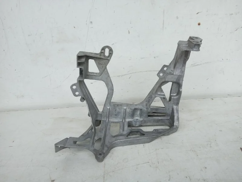 Кронштейн передней панели Mercedes-Benz C-Klasse 2014-2021 A2056221600 W205, передний правый