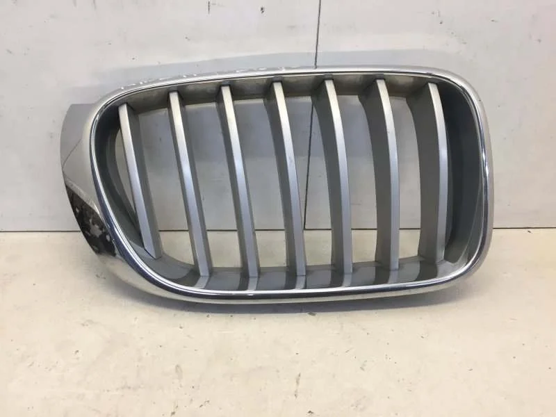 Решётка радиатора Bmw X3 2014-2017 51117210726 F25, передняя правая