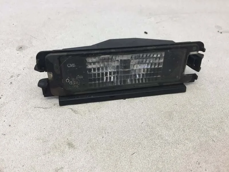 Подсветка номерного знака Renault Logan 2013-2023 8200957874 2, задняя