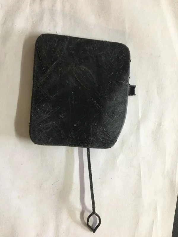 Заглушка буксировочного крюка бампера Nissan Qashqai 2013-2019 850714EA0A 2, передняя