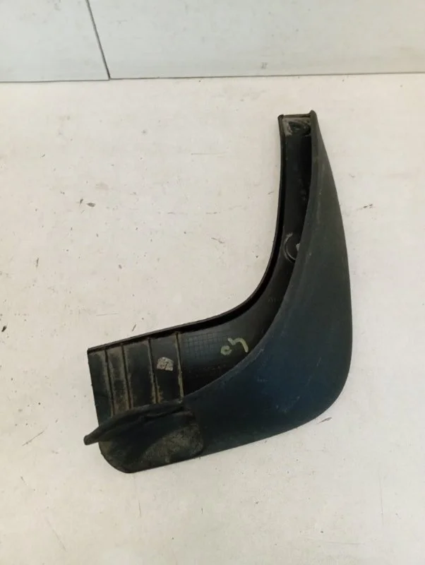 Брызговик Kia Sportage 2010-2016 868423U001 3, задний правый