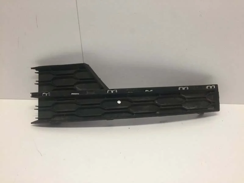 Решетка в бампер Skoda Octavia 2013-2020 5E0807681G A7, передняя левая