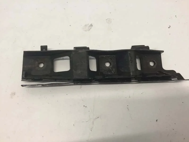 Кронштейн бампера Volkswagen Passat 2005-2010 3C0807184 B6, передний правый