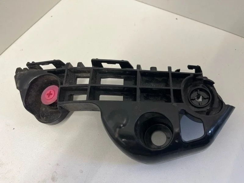 Кронштейн бампера Toyota Camry 2017- 2023 5253533060 XV70, передний правый