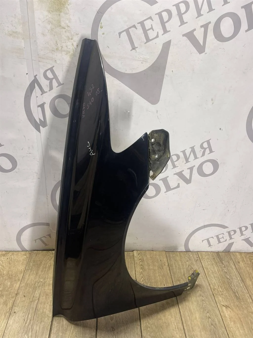 Крыло переднее правое