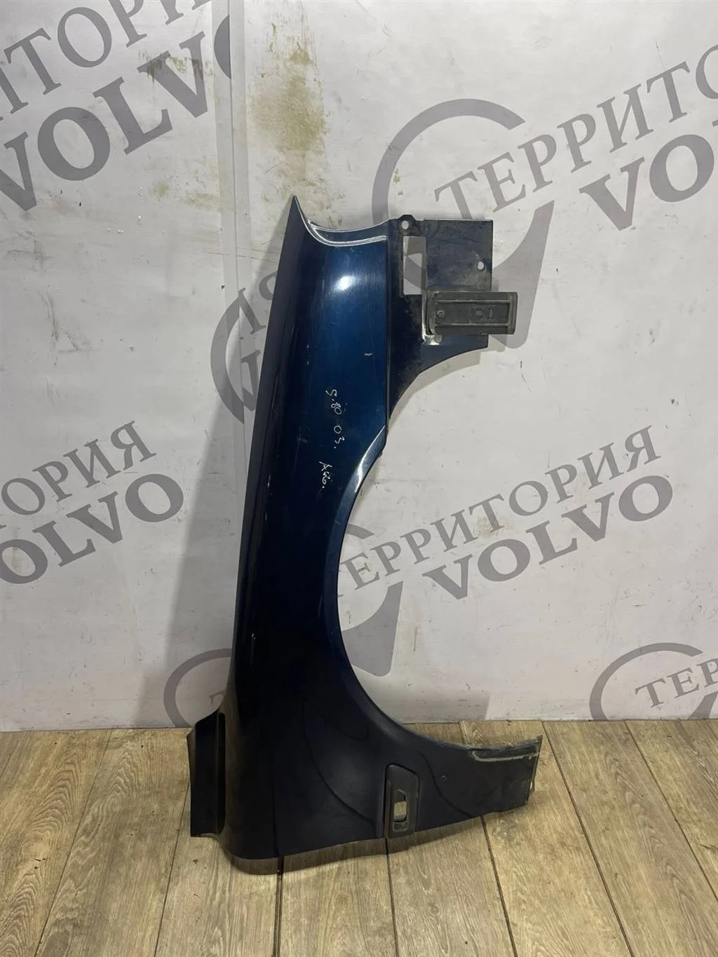 Крыло переднее правое