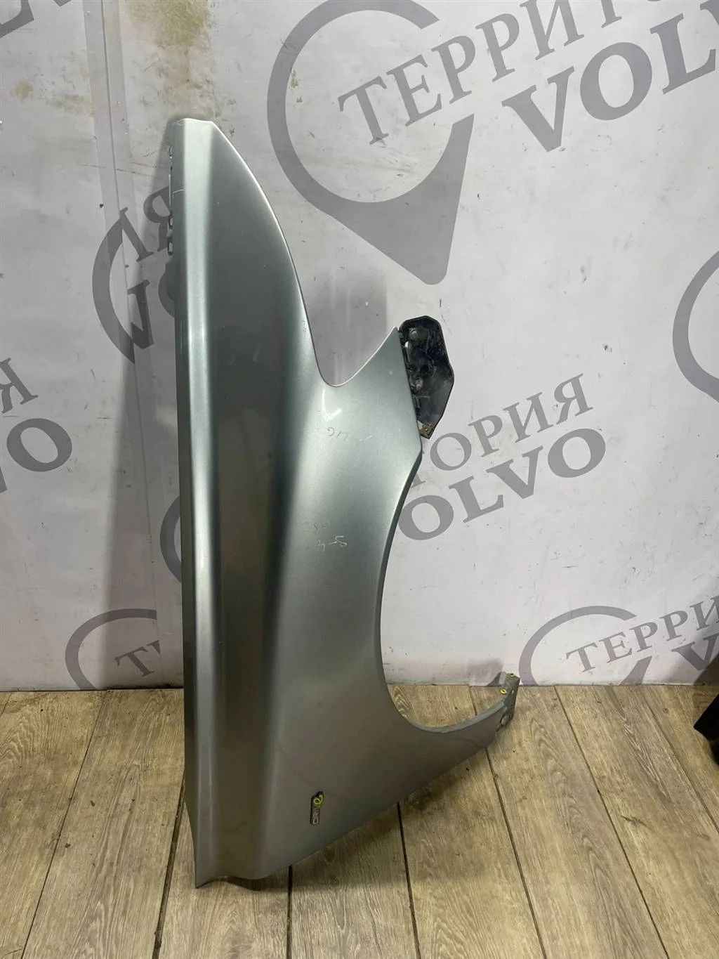 Крыло переднее правое