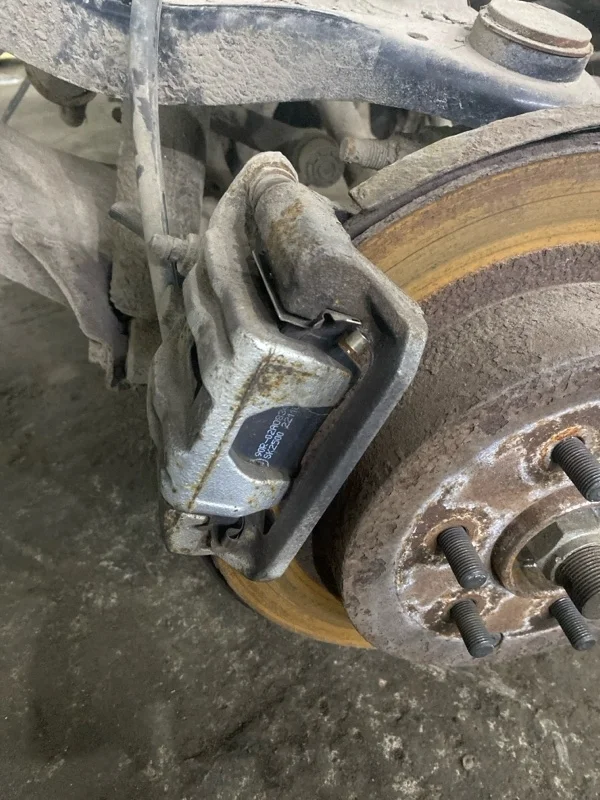 Суппорт задний левый Nissan Pathfinder (R51M) 2004-2013 2008 44011EB30A ВНЕДОРОЖНИК 2.5 D YD25DDTI