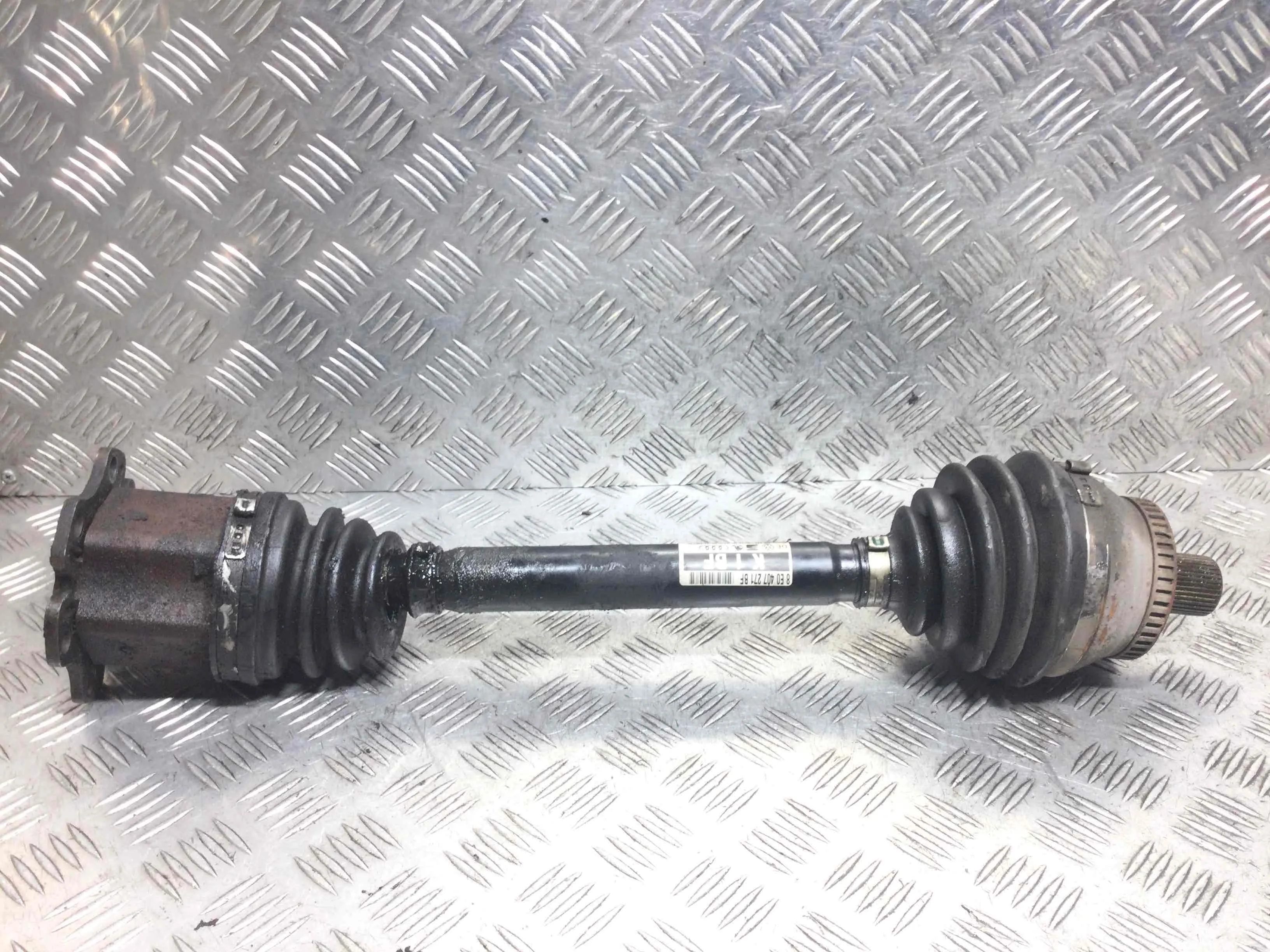 Полуось передняя левая (приводной вал, ШРУС) Audi A4 B6 (2000-2005) дизель 2.5 TDI Автомат Универсал