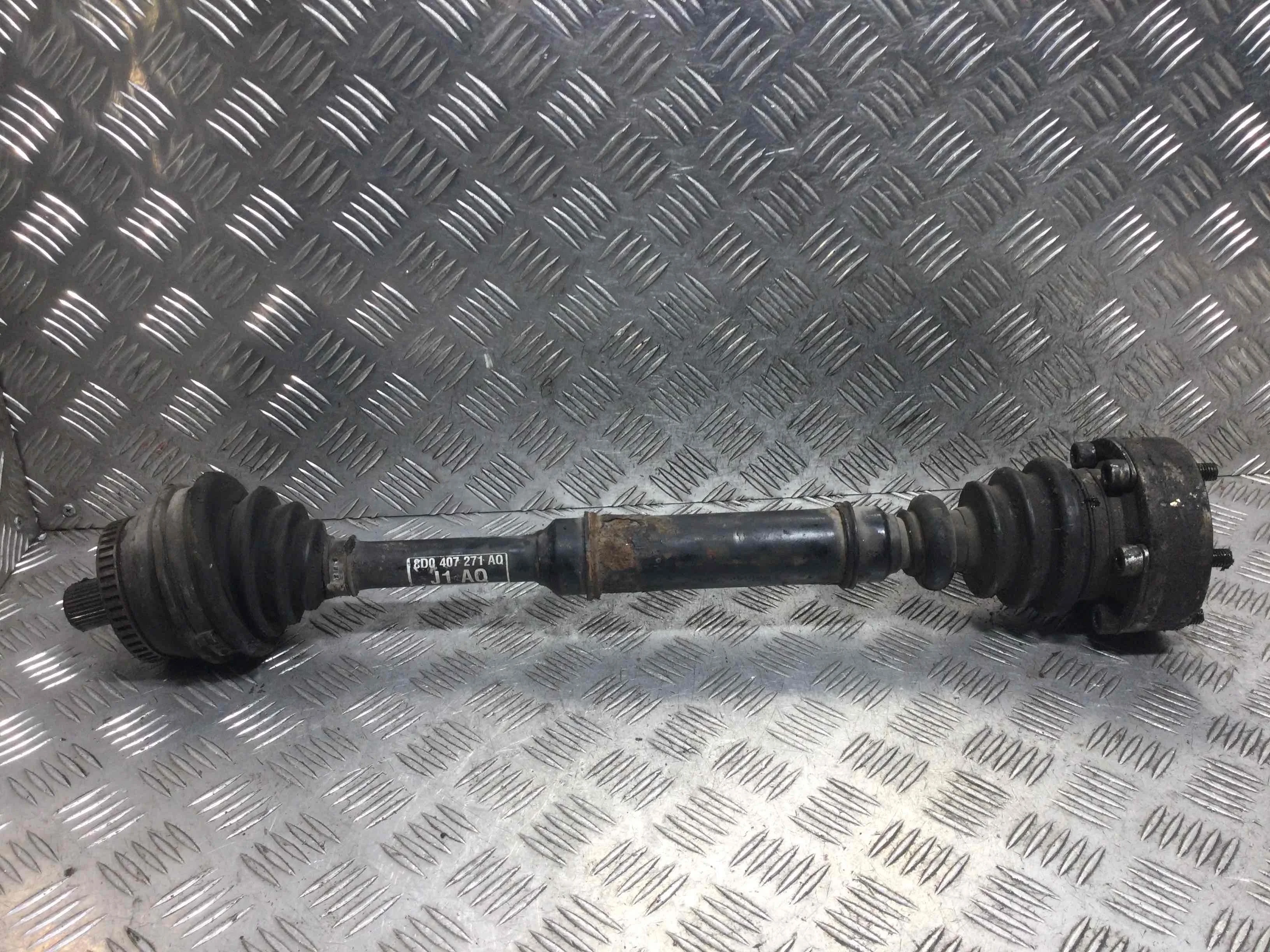 Полуось передняя левая (приводной вал, ШРУС) Audi A4 B5 (1994-1999) бензин 1.6 i Механика Универсал