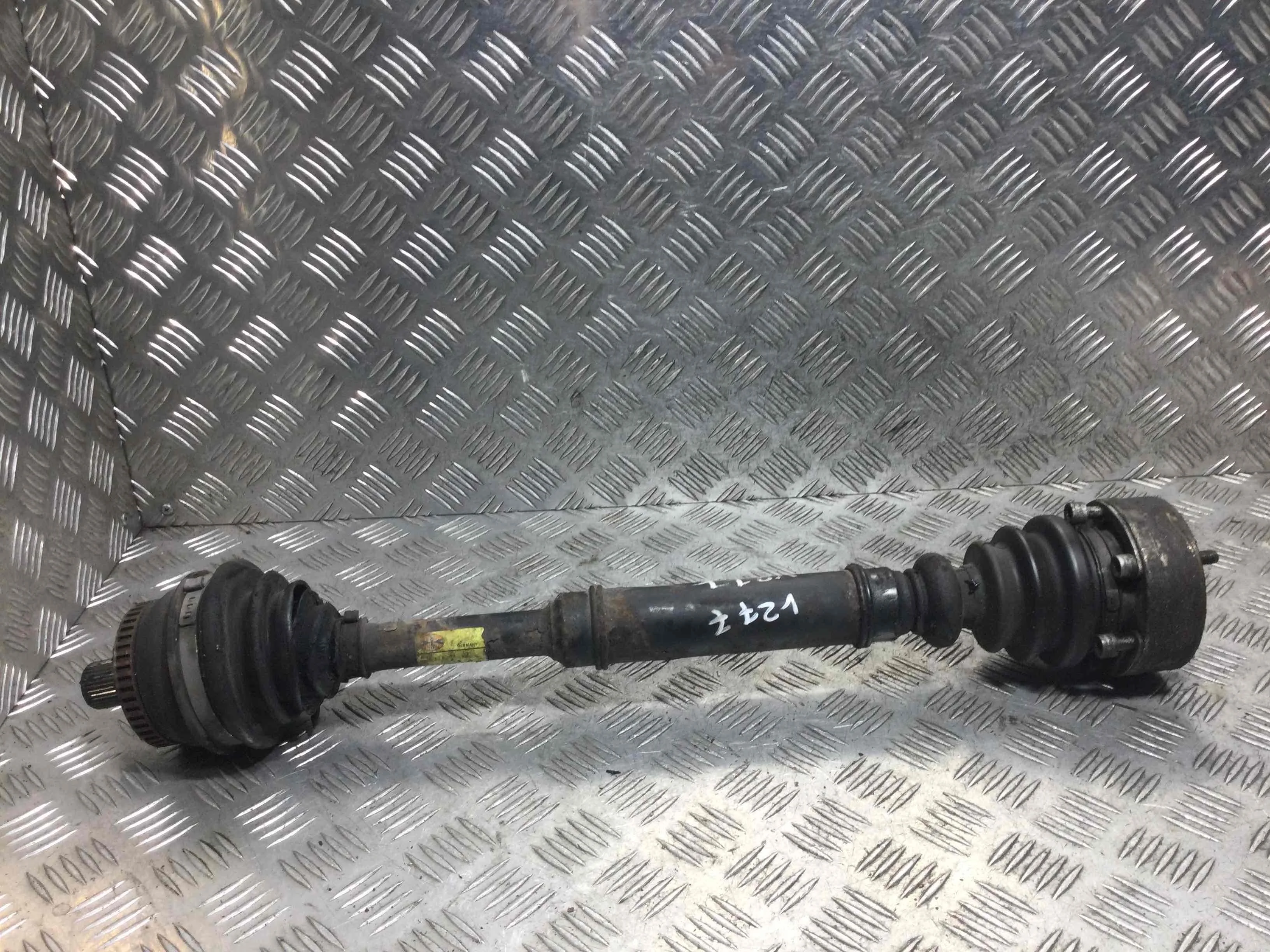 Полуось передняя левая (приводной вал, ШРУС) Audi A4 B5 (1994-1999) бензин 1.6 i Механика Седан