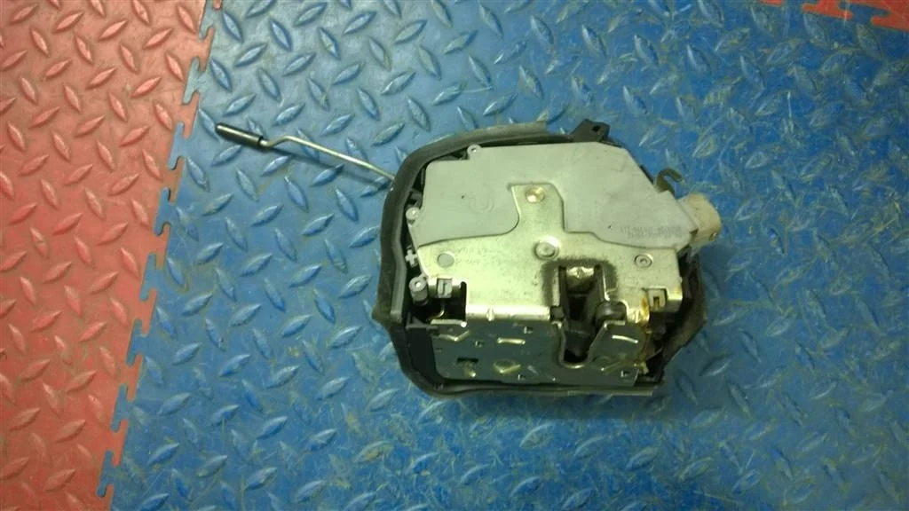 замок двери  ( руль) BMW X5 E53  M54B30 231 лс 3.0i