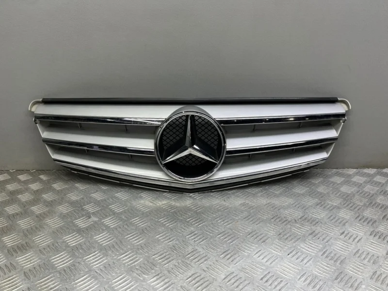 Решетка радиатора Mercedes W204