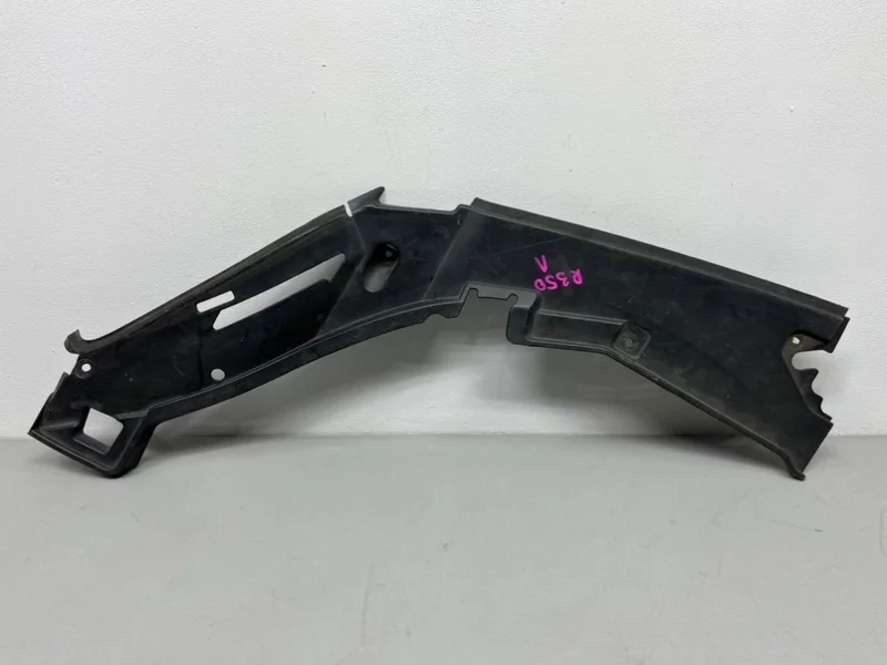 Накладка замка капота Mercedes W251