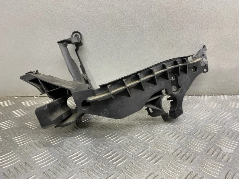 Крепление фары Audi A4 B8