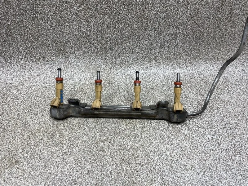 Топливная рейка (рампа) Toyota Rav4 2011 2381437050 30 2.0 3ZR AT