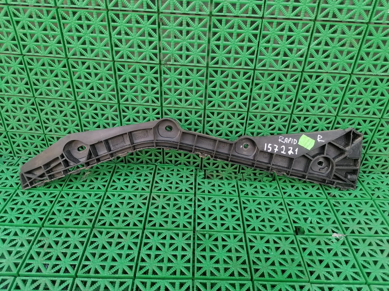 Кронштейн, направляющая бампера SKODA RAPID 2013- задняя правая б/у RAPID(2013-