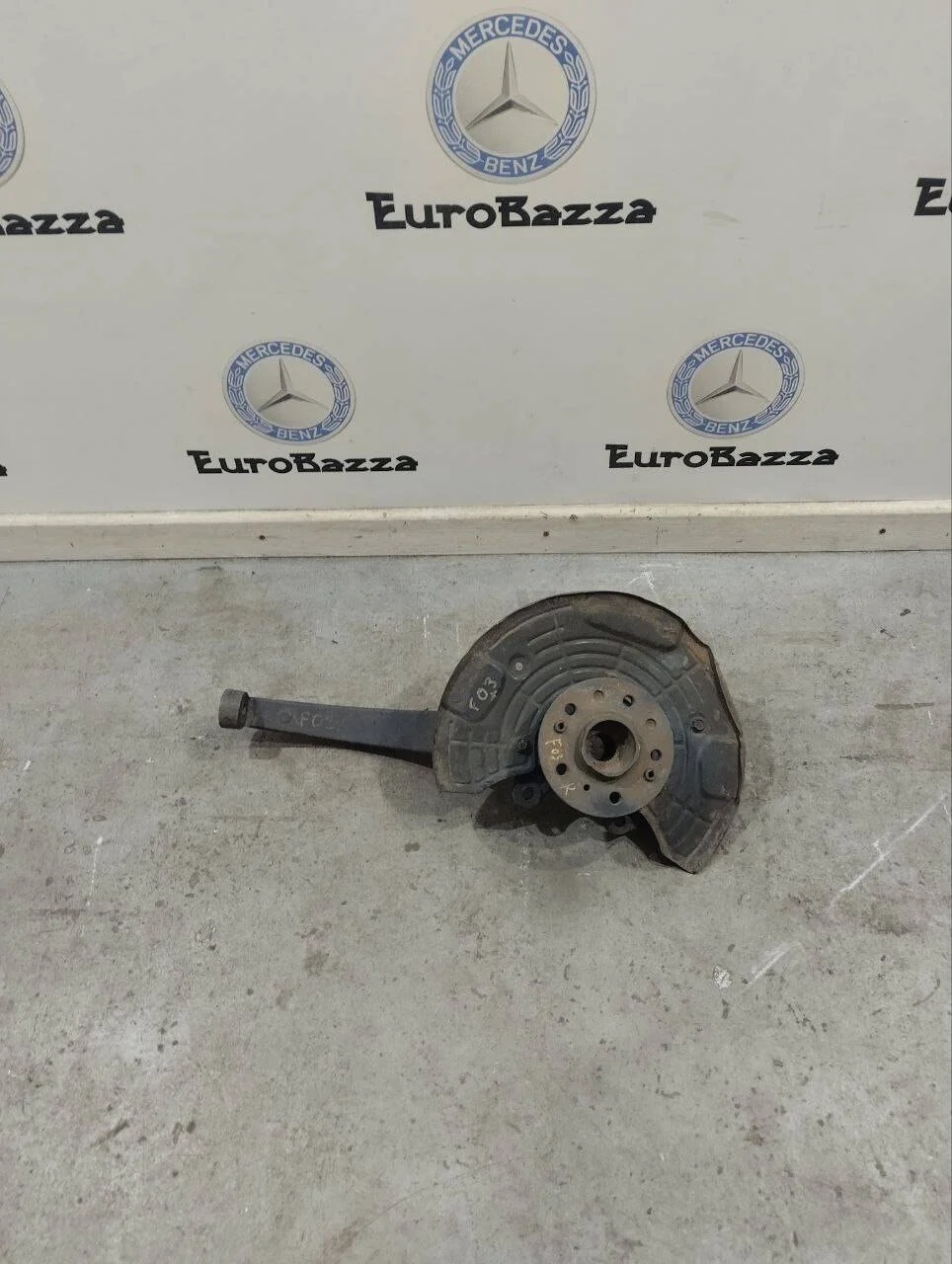 Поворотный кулак передний правый Mercedes W251