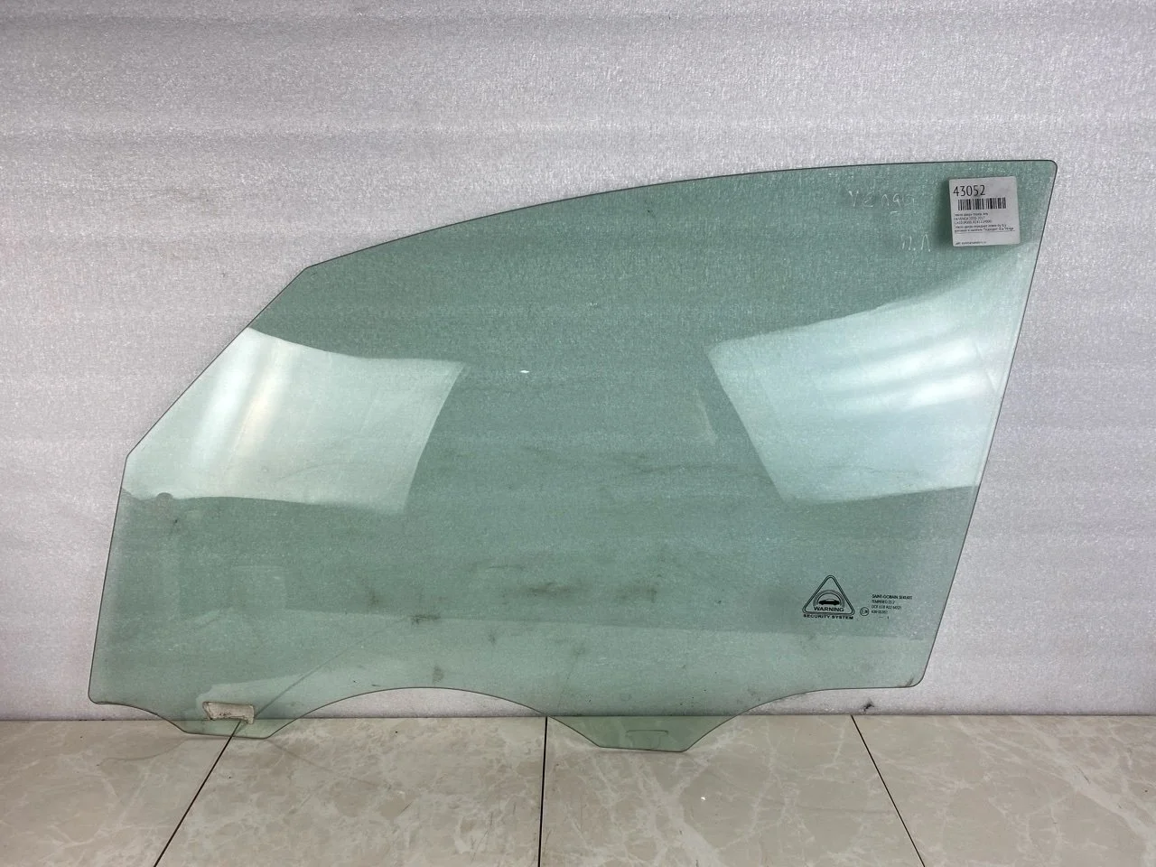 Стекло двери Kia Venga 2010-2017 824101P000, переднее левое