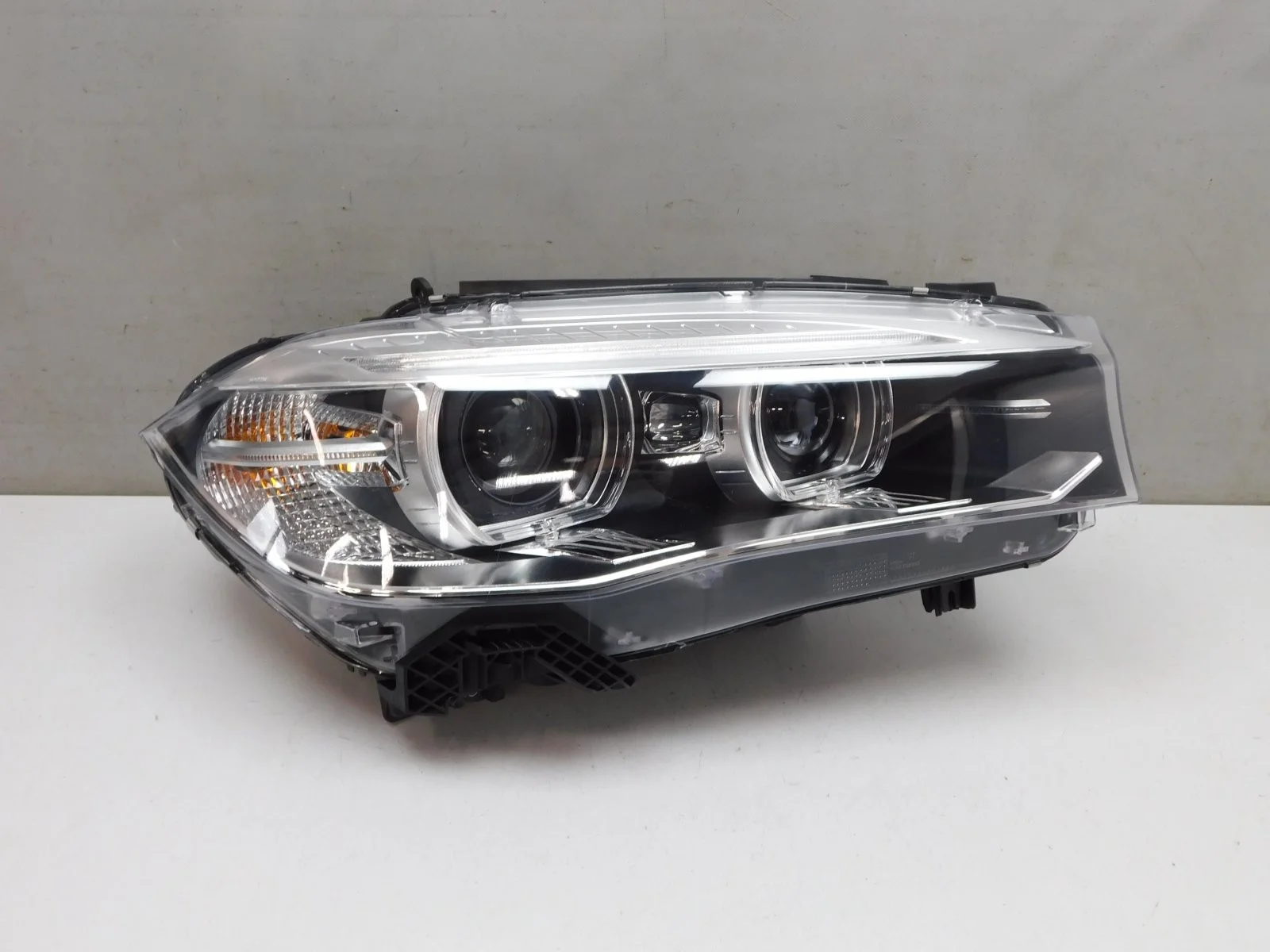 Фара правая BMW X5
