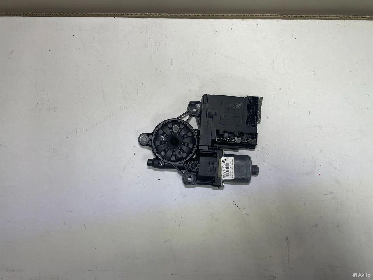 Мотор стеклоподъемника передний правый vw b6