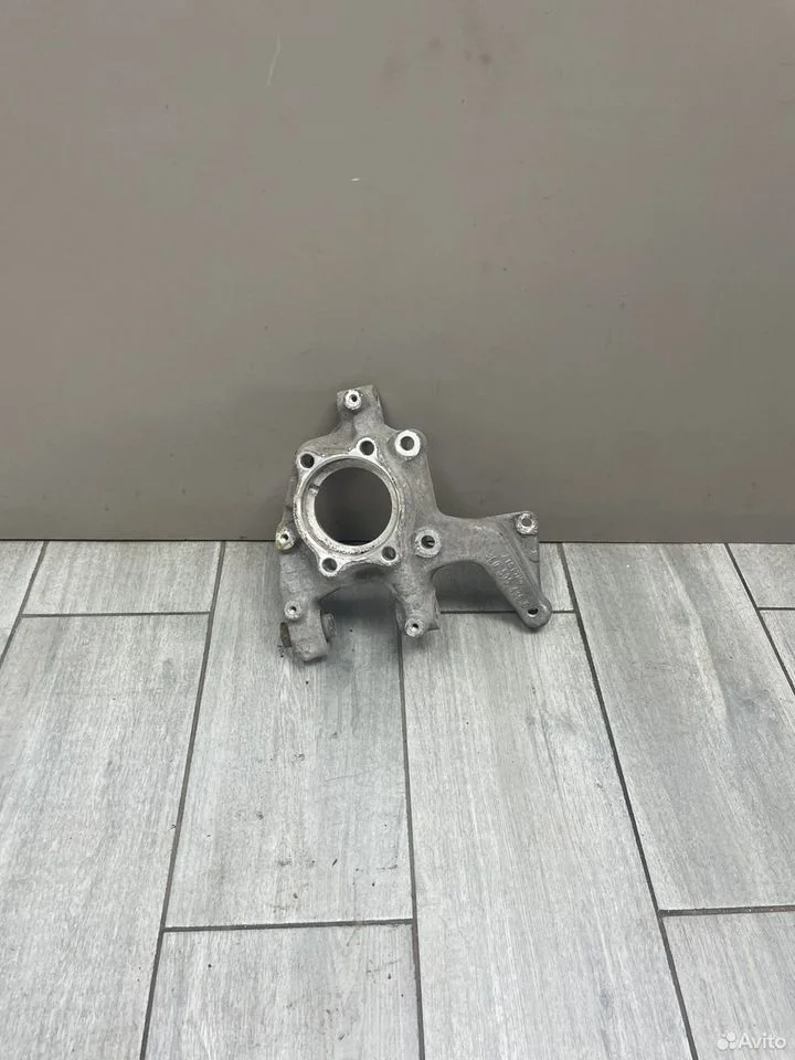 Кулак задний правый skoda yeti 5l