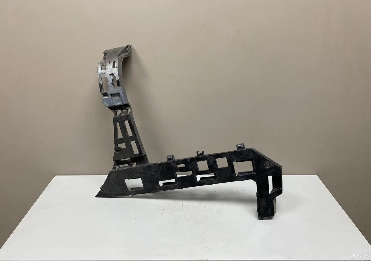 Правый кронштейн заднего бампера vw passat b6 vari