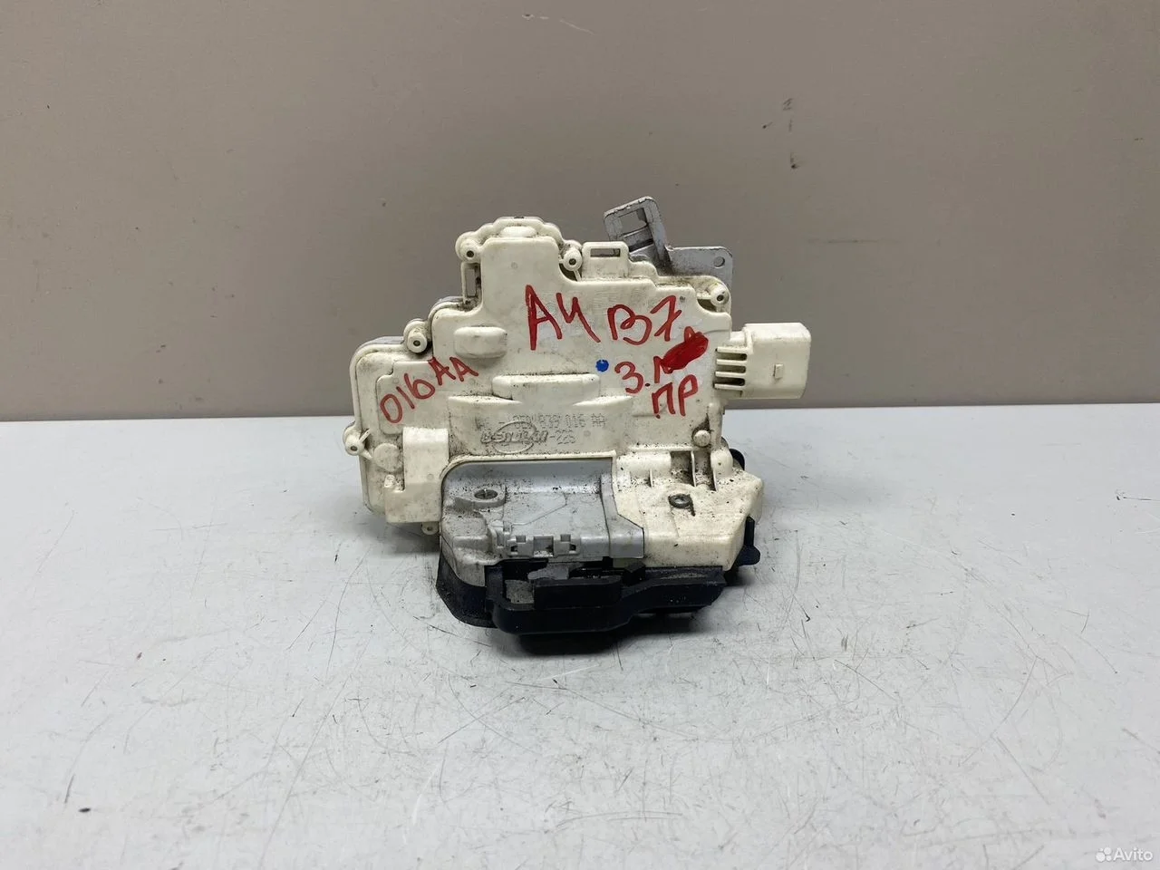 Замок задней правой двери audi a4 b7 8e