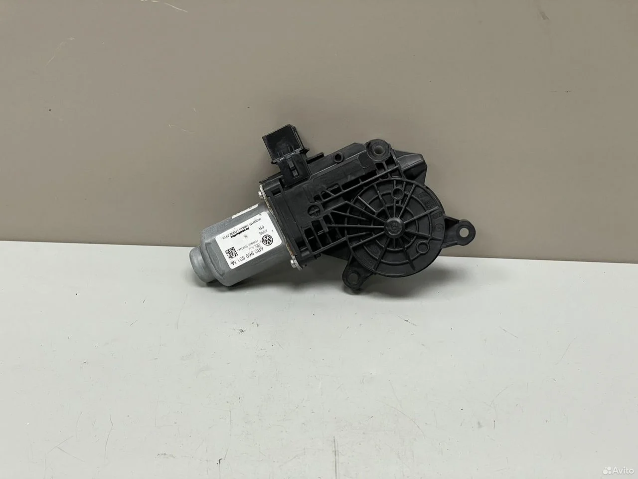 Моторчик стеклоподъемника перед.левый skoda fabia