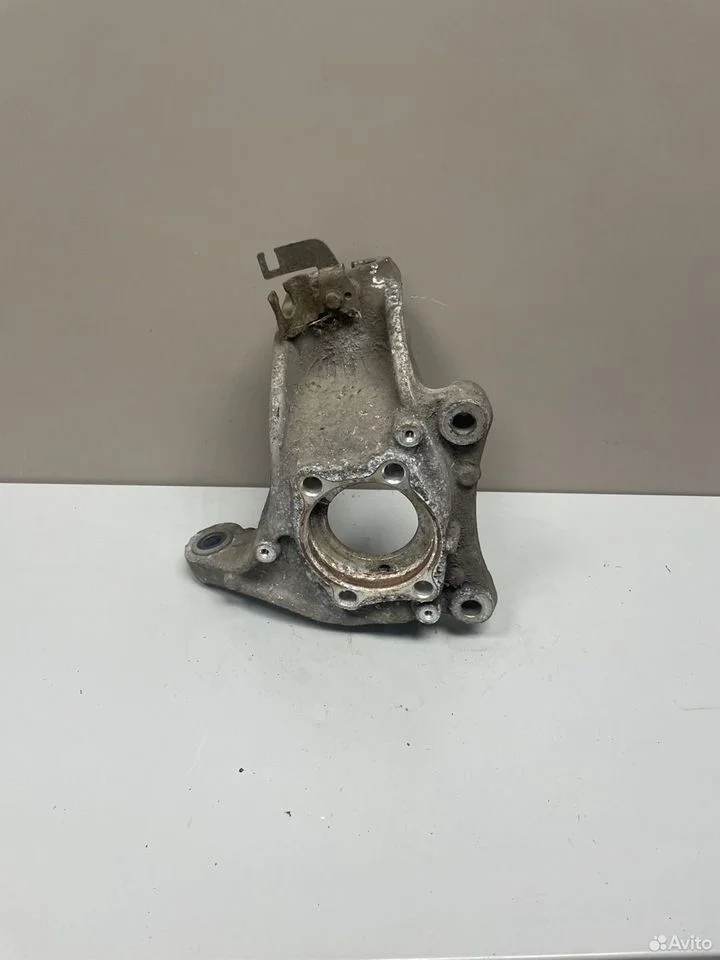 Кулак передний правый volkswagen passat b6