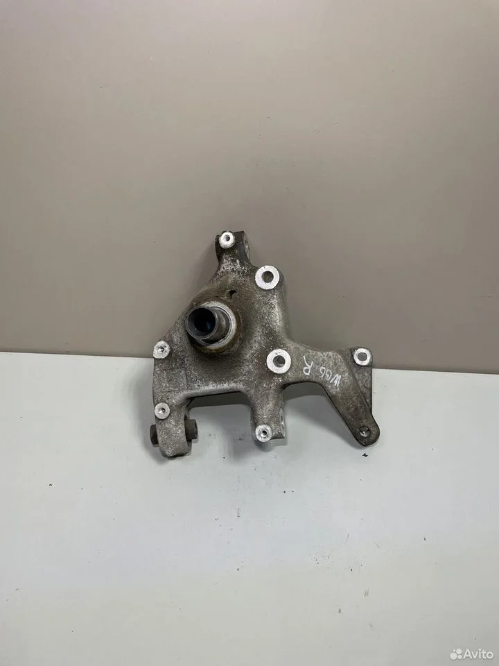 Кулак задний правый vw passat b6 3c0505434к