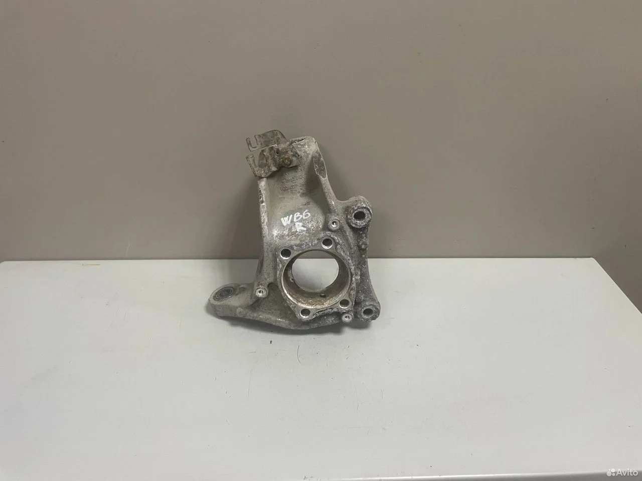 Кулак передний правый volkswagen passat b6