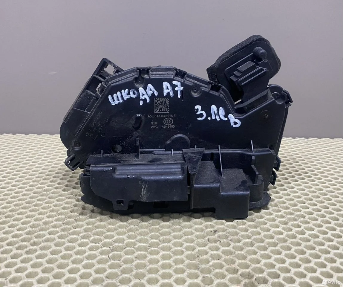 Замок задней левой двери skoda octavia a7