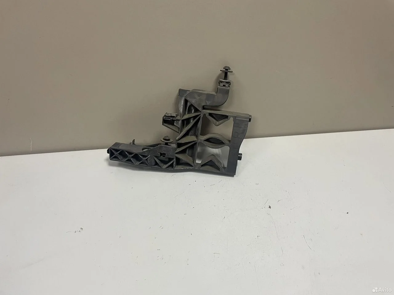 Крепление правой фары audi a7 4g