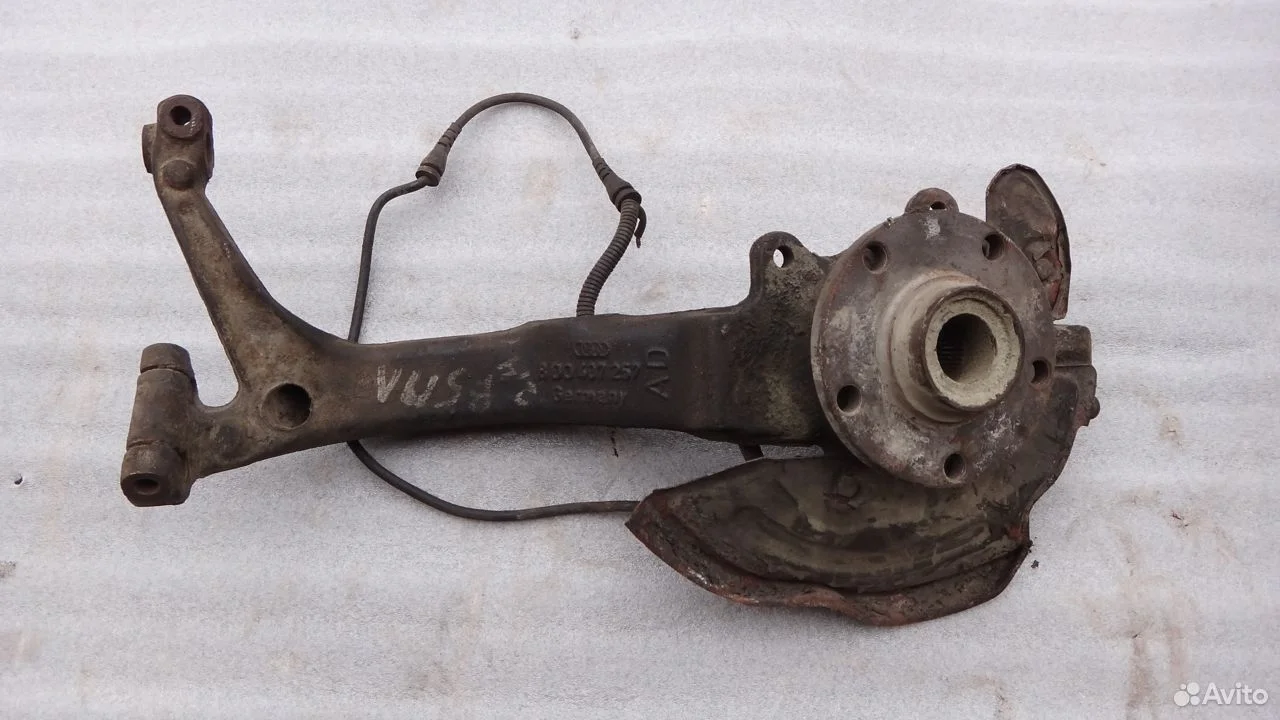 Кулак передний левый audi a4 b5 8d 8d0407257ad