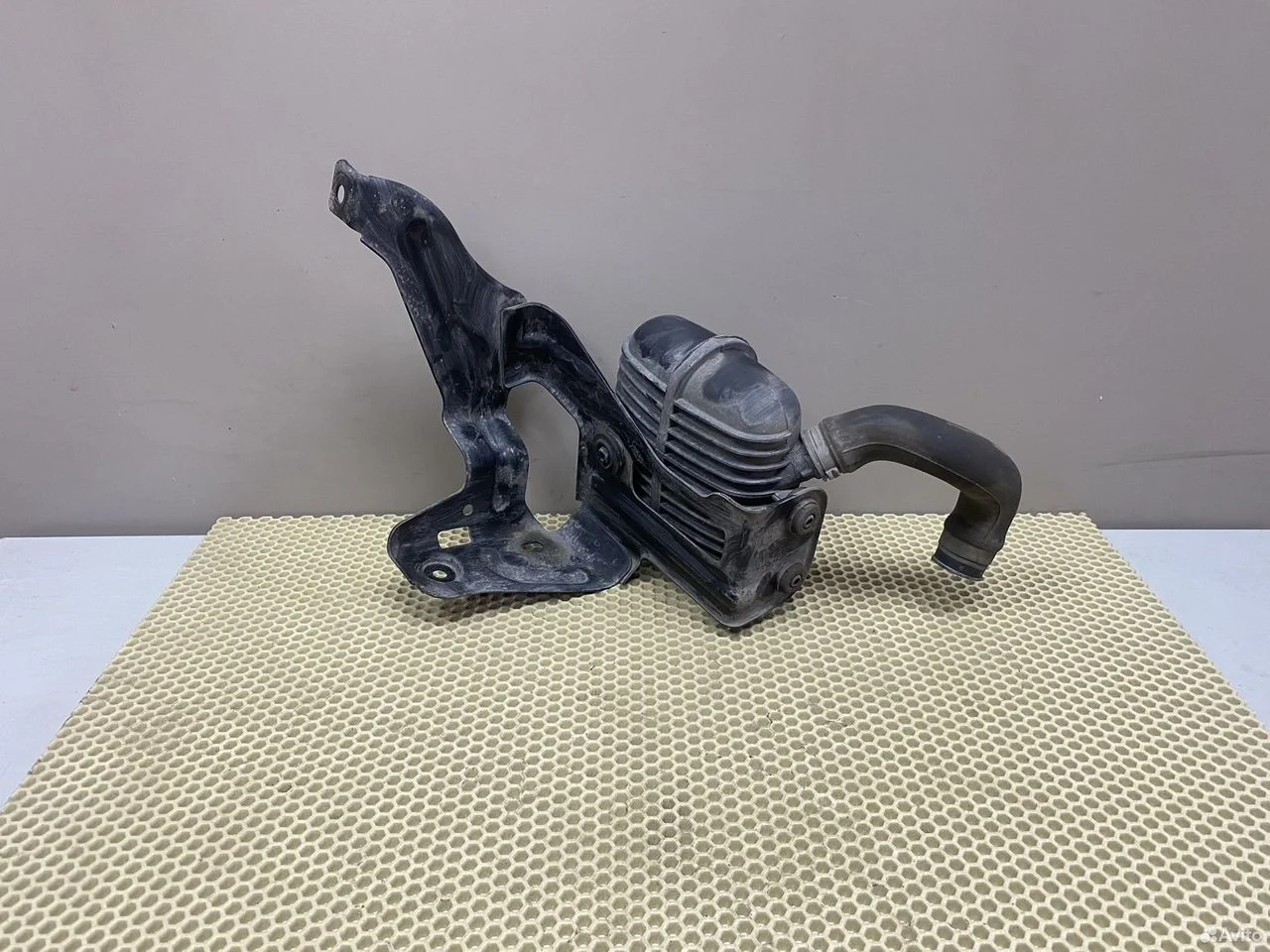 Кронштейн и резонатор интеркулера audi a6 c6 4f