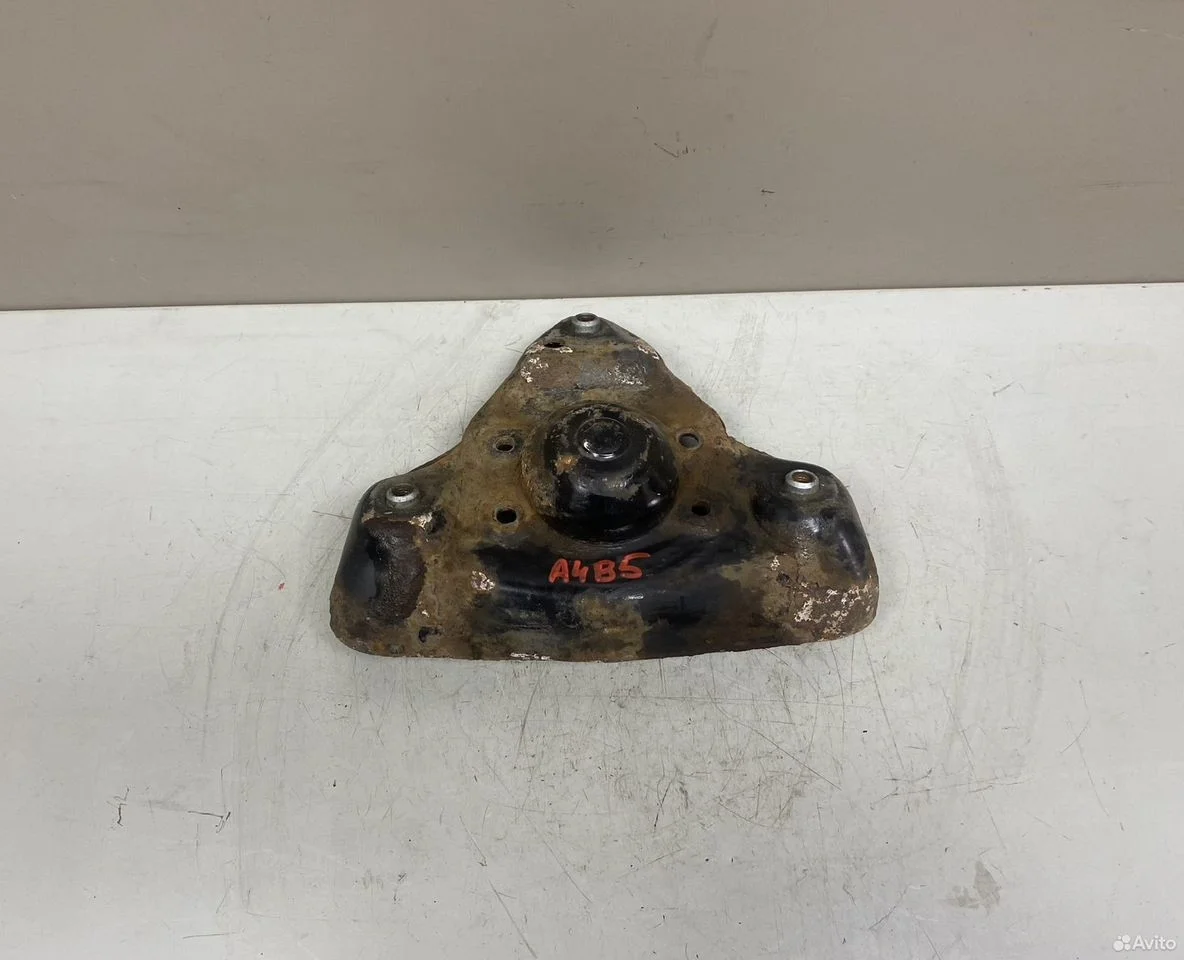 Опорный кронштейн передней стойки audi a4 b5 8d